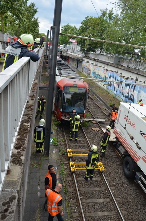 Unfall zwischen zwei KVB Bahnen Koeln Hoehenhaus Im Weidenbruch P245.JPG